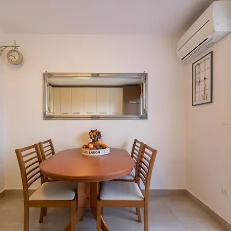 아파트 Jan 2+2 With Balcony 풀라
