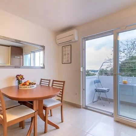 Jan 2+2 With Balcony 아파트