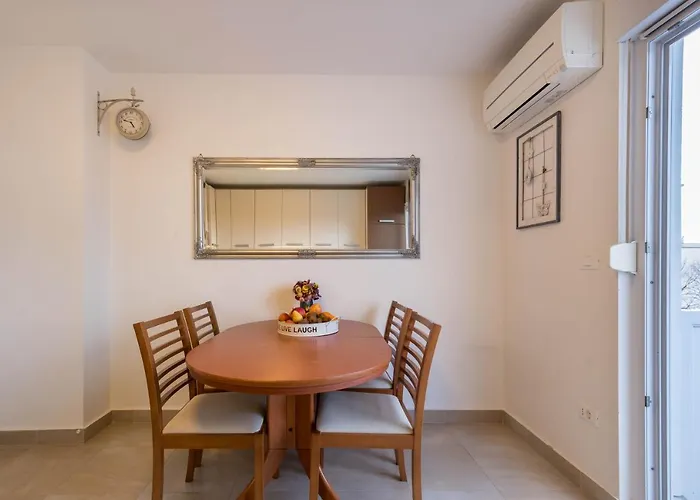 아파트 Jan 2+2 With Balcony 풀라